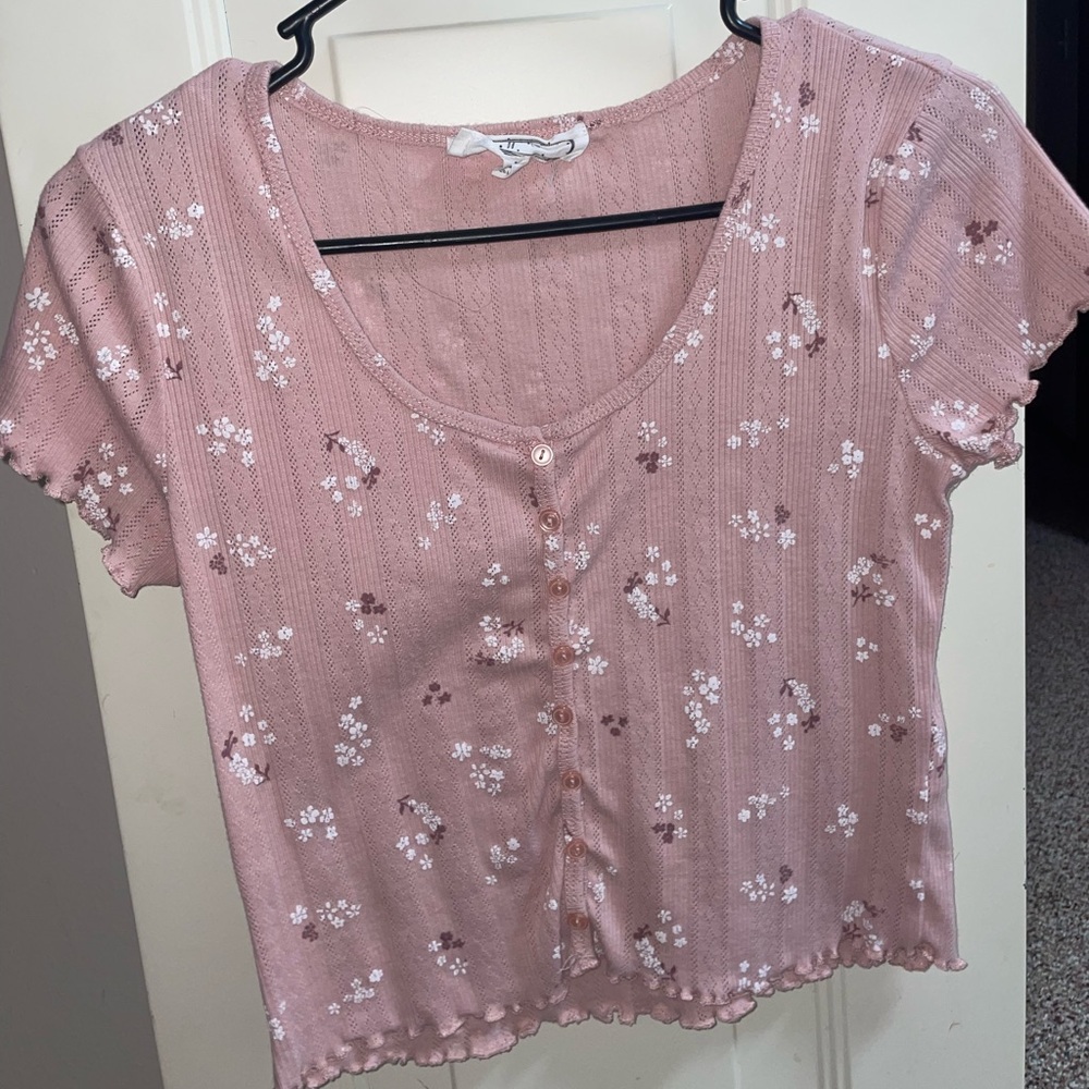 Light pink girly cropped tshirt. White flowers and button detail